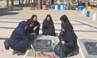 در آخرین روز هفته گرامیداشت دفاع مقدس جمعی از مربیان و کارکنان مرکز آموزش فنی و حرفه ای خواهران سبزوار به همراه "دلبری رئیس مرکز خواهران سبزوار"به پاس قدردانی از خون پاک شهدا درحفظ کیان میهن اسلامی ، مزارمطهرشهدای شهر سبزوار را غبارروبی نمودند.