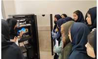  بازدید دانش‌آموزان پایه دهم هنرستان هیئت امنایی شهید سردار سلیمانی از اتاق سرور مرکز آموزش فنی و حرفه ای سپهبد شهید سردار سلیمانی مشهد